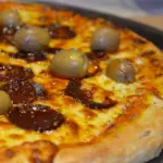 08. PIZZA CALABRESA