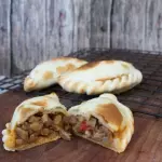 Empanada de carne cortada a cuchillo