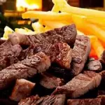 Porção carne bovina em tirinhas.