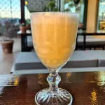 Suco de abacaxi e banana natural