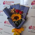 Girasol con dos rosas