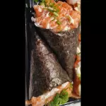 2 TEMAKI SALMÃO CRU E CEBOLINHA