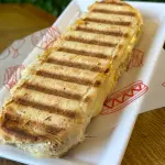 Sandwich Pan Parmesano Queso, Salami