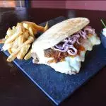 Sandwich Fugazzeta con Papas Fritas