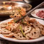 RAIZ DE LOTO CON PANCETA 藕片炒腩肉