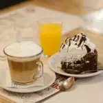 Infusión + porción torta + jugo