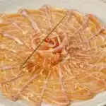 Carpaccio de salmão com geléia