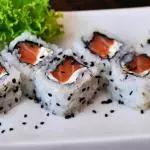 Sushi Uramaki de Salmão