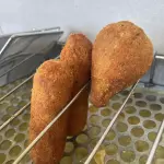 Enroladinho salsicha e queijo