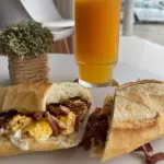 Pão com ovos mexidos e bacon