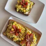 Tostón de palta y huevo