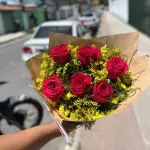 Buquê com 6 rosas vermelhas
