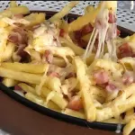 Batata frita com queijo e bacon