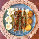 Brochetas de pescado anticuchero