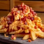 Batata Frita com Cheddar, Queijo e Bacon