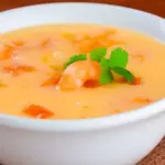 Caldo de abóbora com camarão