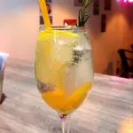 SODA DE DURAZNO Y ROMERO