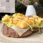 Tostada de Huevo y Aguacate*