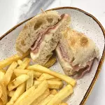 SANDES PRESUNTO E QUEIJO AMANTEIGADO