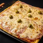 Pizza con Jamón y Mozzarella
