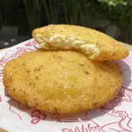 Arepa dulce con queso costeño