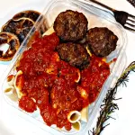 Macarrão com almôndegas