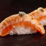 Niguiri salmão maçaricado (4 peças)