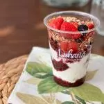 Yogurt griego frutos rojos con Granola