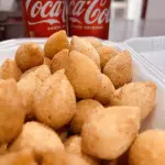 50 mini coxinhas e 2 coca cola lata
