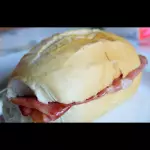 Pão com mortadela na chapa