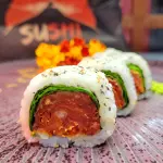 Uramaki Tomate Seco com Rúcula
