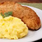 Puré con milanesa de pollo