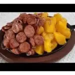 PORÇÃO DE LINGUIÇA COM AIPIM