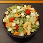SALADA CAPRESE COM CAMARÕES