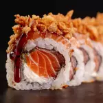 Uramaki salmão cebola cryspi