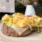 Tostada de Huevo y Aguacate*