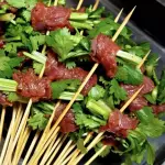 APIO ENROLLADO DE CARNE 香芹牛肉串