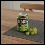 Suco com pedaços de uva verde