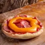 ESFIHAS CALABRESA C/ CHEDDAR