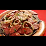 Calabresa acebolada com fritas