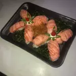 NIGUIRI FLAMBADO SALMÃO