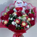 Buquê 10 rosas com ferrero e urso