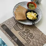 Tostadas con palta y huevos .