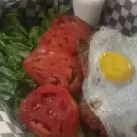 milanesa a caballo con ensalada