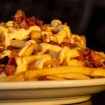 Batata Frita com Cheddar e Bacon