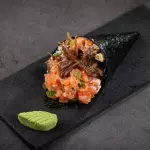 Temaki salmão completo com shimeji