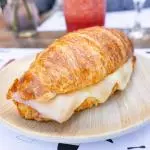 Croissant de jamón y queso