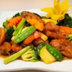 Pollo en trozos con Tausi y verdura