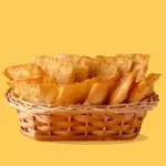 Pastel de Calabresa com Cheddar