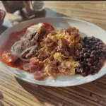 Huevos con carnes frías